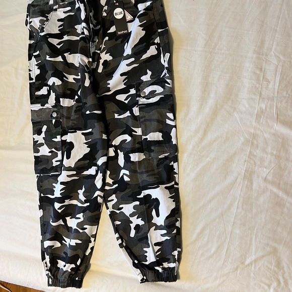 CAMO CARGO JEANS NWT - Picture 2 of 6